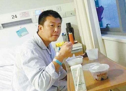 王巖松住院治療期間的照片。 家人供圖