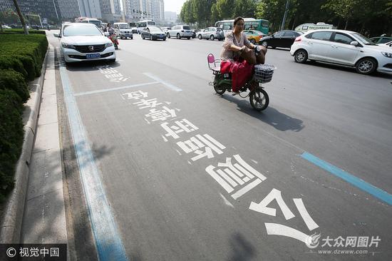 2017年9月15日,山東濰坊,道路一側(cè)設(shè)置的“公廁臨時(shí)停車(chē)位”吸引了人們的目光。