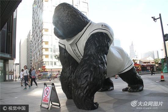 济南街头现巨型“大猩猩”吸眼球。