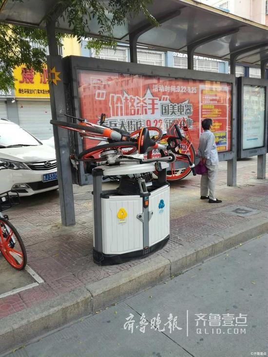 據壹粉“從此不二色”介紹, 路上雖然有劃定的停放區域,但是很多人都不按照規定區域停車,隨便亂停放在泰安屢見不鮮。