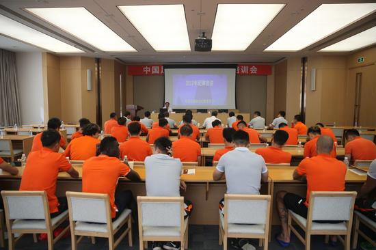調研期間,王小平為魯能泰山足球俱樂部全體教練員、球員宣講了聯賽賽風賽紀相關規定。