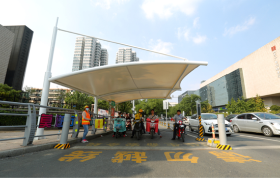 濟南路口開啟納涼模式遮陽避雨兩不誤。