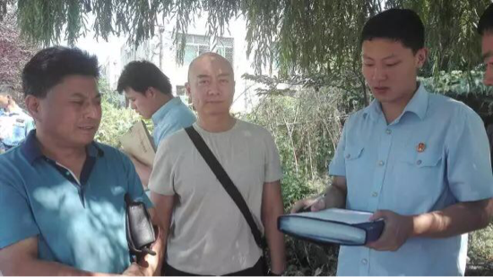 執行干警將騰空土地、房產交付買受人