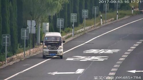 9月13日,一輛灰色面包車在京滬高速萊蕪段應急車道停車,之后敞著引擎蓋,繼續上路行駛。