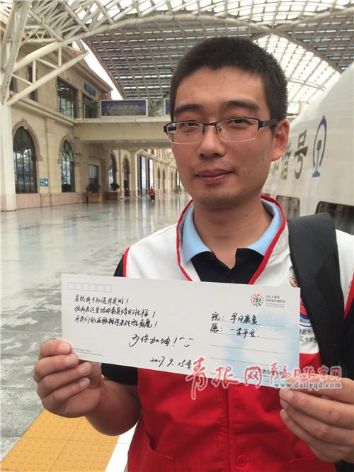 刘仁峰给记者展示写给患者的亲笔信