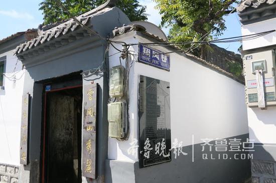 在濟南,要說窄巷,在泉城路北側的老街巷里有一條號稱“最窄”的小巷:翔鳳巷。巷子東頭的簡介里說道:
