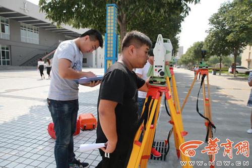 孙英康在学校内测绘实习