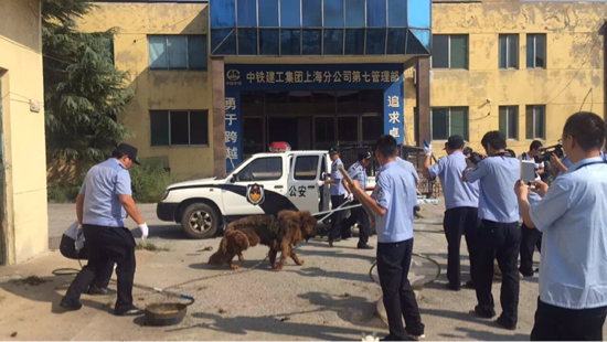 隨后,執行團隊分幾隊分別清點登記被查封的設備,并在現場加貼封條。