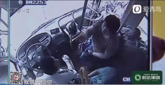 女子的表現引起了其他乘客的不滿,