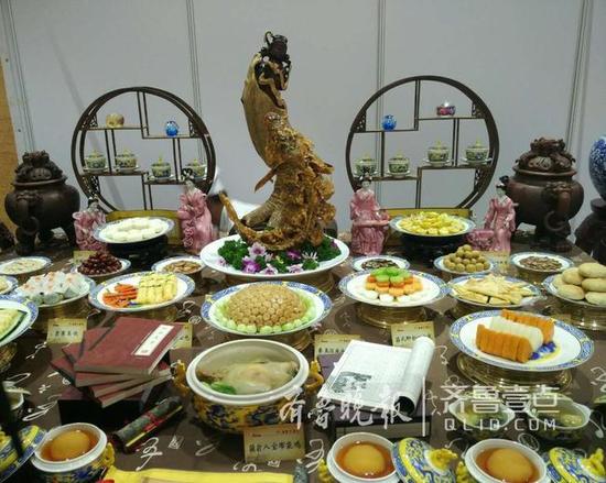 15日上午，在济南国际会展中心，由中国饭店协会主办的第十八届中国美食节暨第二届中国鲁菜美食文化节盛大启幕。