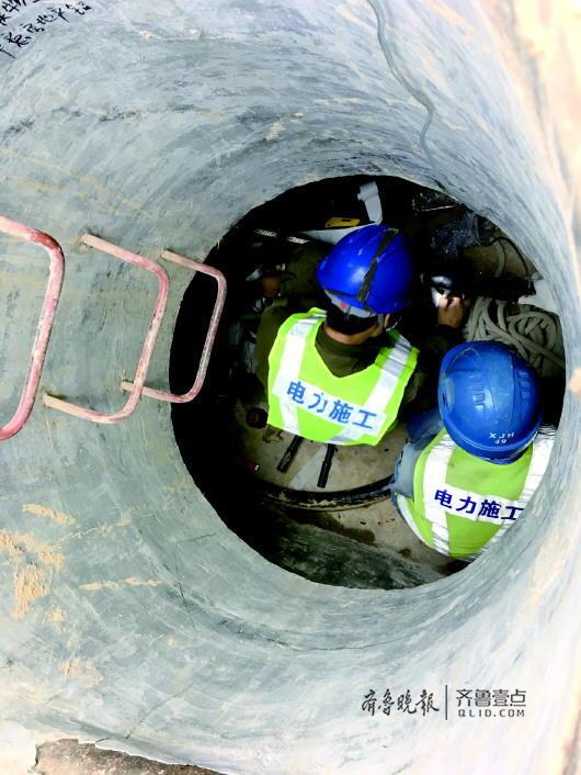 環山南路羊頭峪山莊前一處電力井內,電力工人正在井下作業。齊魯晚報·齊魯壹點 記者 王皇 攝