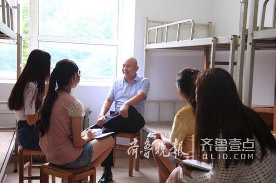 听说来了新同学,山东财经大学东方学院记者团赶紧来采访。