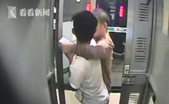 受害人王某:恶狠狠地说‘抢劫’,我把口袋的钱都给他,他把我手机银行卡都拿去了。