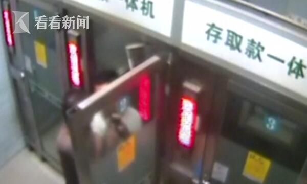 袁某说,自己虽然拿了刀,但是心里也很慌,也没有真的想要伤害对方。甚至听了王某的话之后,有点心软,想把钱都还给他。