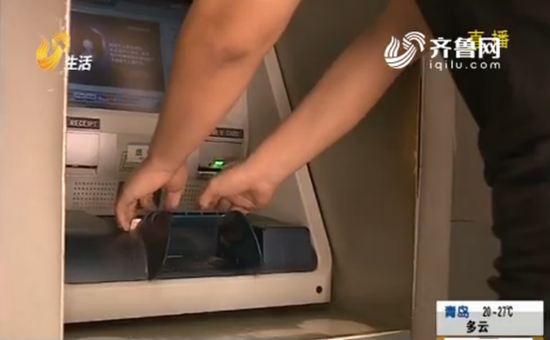 民警通过调取监控，发现是一个老太太来银行ATM机办理业务的时候，顺手拿走了。