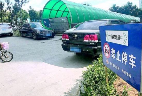 一些車主“無(wú)視”小區(qū)禁停標(biāo)牌隨意停車,因而引發(fā)矛盾。記者李震攝