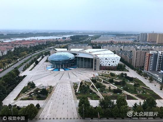 2017年9月16日，山东潍坊市，寿光一建筑物外观新奇创意十足，犹如“UFO”降临地球一般。