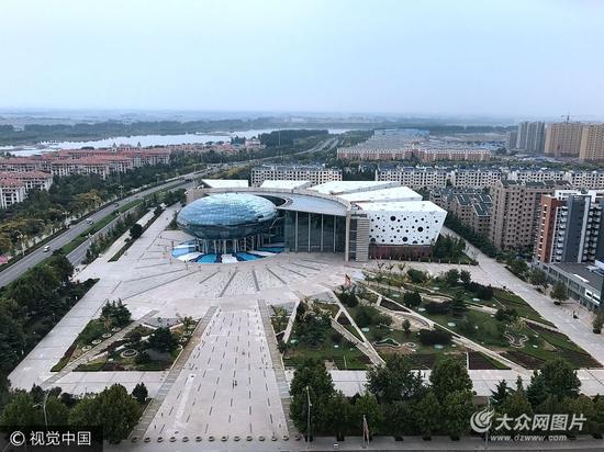 2017年9月16日，山東濰坊市，壽光一建筑物外觀新奇創意十足，猶如“UFO”降臨地球一般。