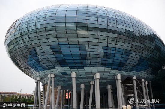 2017年9月16日，山東濰坊市，壽光一建筑物外觀新奇創意十足，猶如“UFO”降臨地球一般。