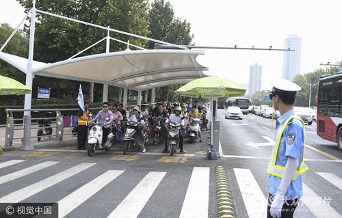 安裝棚頂后 路口守法率超九成