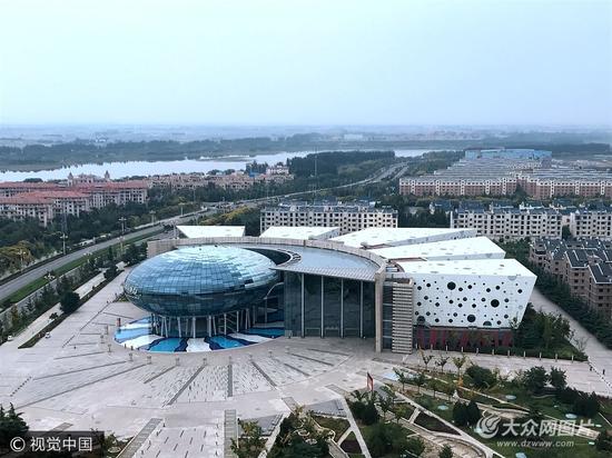 2017年9月16日，山东潍坊市，寿光一建筑物外观新奇创意十足，犹如“UFO”降临地球一般。