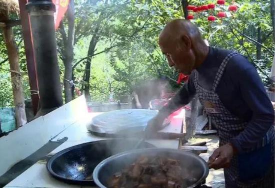 9月17日早晨五点,刘宗安夫妇就早早的起床。土灶、木材、大块肉,这是夫妇俩今天的食材。
