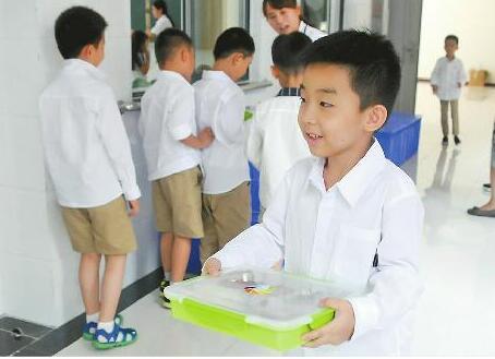 開學后,東城逸家小學的學生中午吃上了統一配餐。記者黃中明 攝