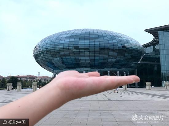 2017年9月16日，山東濰坊市，壽光一建筑物外觀新奇創意十足，猶如“UFO”降臨地球一般。
