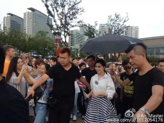 在劈柴院、奧帆中心錄制娛樂節(jié)目，被大批粉絲們熱情圍觀。