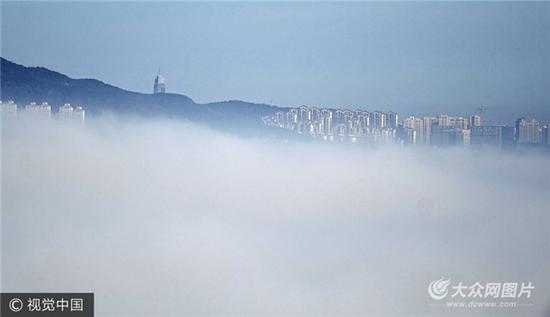 2017年9月18日，山東省煙臺市萊山區(qū)海濱出現平流霧景觀，高層建筑被涌向陸地的海霧圍繞，時隱時現，宛若“空中之城”。