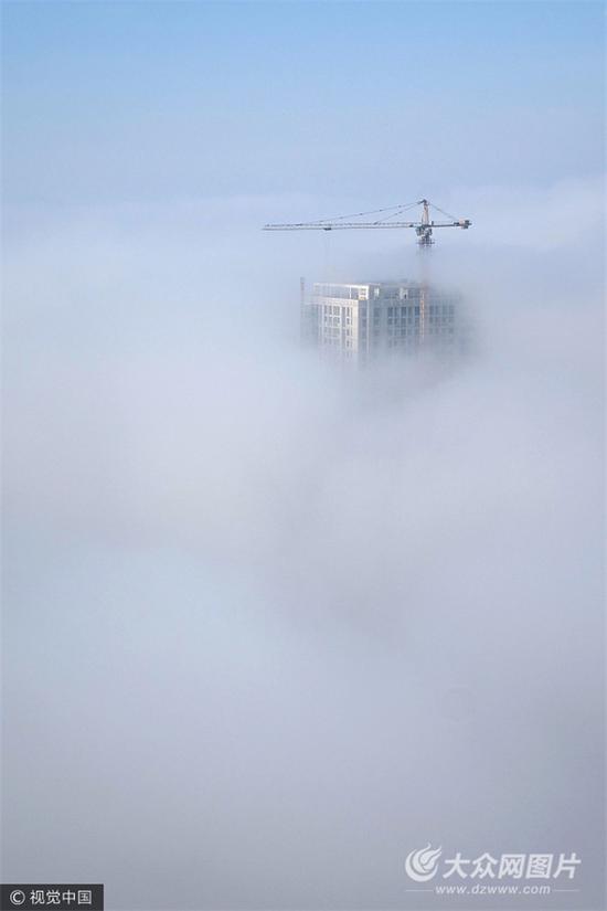 2017年9月18日，山東省煙臺市萊山區(qū)海濱出現平流霧景觀，高層建筑被涌向陸地的海霧圍繞，時隱時現，宛若“空中之城”。