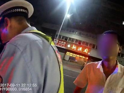 網(wǎng)約車司機竟然酒后駕駛!近日,市北交警查獲一起網(wǎng)約車司機酒后駕駛案件,現(xiàn)場司機還百般抵賴,企圖逃過處罰。