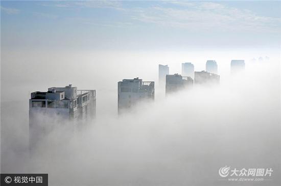 2017年9月18日，山東省煙臺市萊山區(qū)海濱出現平流霧景觀，高層建筑被涌向陸地的海霧圍繞，時隱時現，宛若“空中之城”。