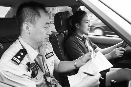 一名學員正在進行科目三道路駕駛技能考試。濟南市車管所供圖