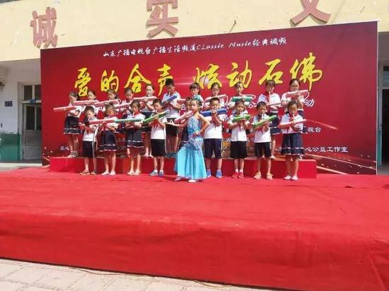 同学们正在表演的节目是口风琴表演——《云彩之南》