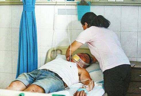 19日下午3点，市中心医院，吴先生妻子帮他垫枕头。 记者刘玉乐 摄