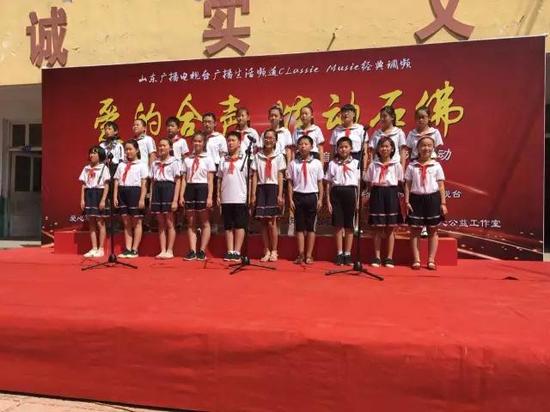 石佛小学热爱音乐的孩子们正在表演大合唱《卢沟谣》