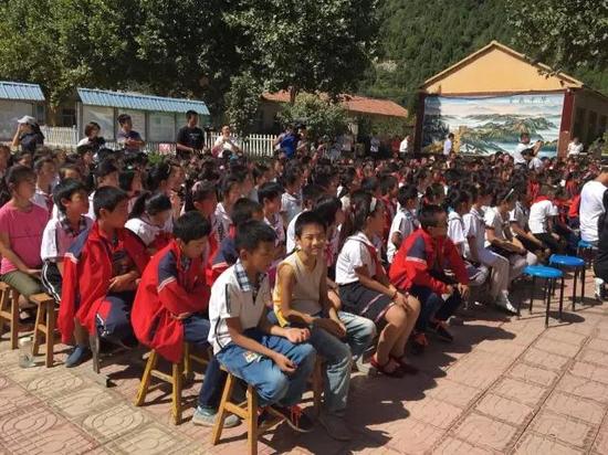 我们来到了“爱的合声”大型音乐公益活动第五站——潍坊市临朐县寺头镇石佛小学的现场。