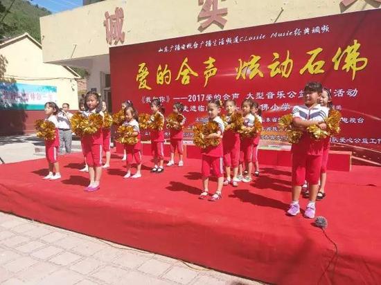 石佛小学一年级小学生带来的开场舞——《爱啦啦》