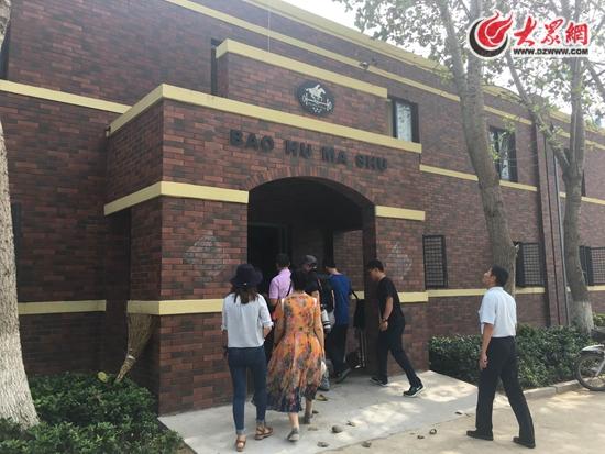 采风团成员参观宝湖各种名贵马匹