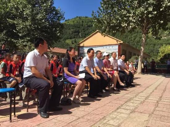 各位领导、爱心企业台下就坐