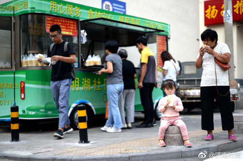 早餐定价采取亲民低价，粥类每份2元，肉夹馍每个4元，同时还有低价套餐，荷叶饼加上鸡蛋、肉肠和青菜，只需5元钱。