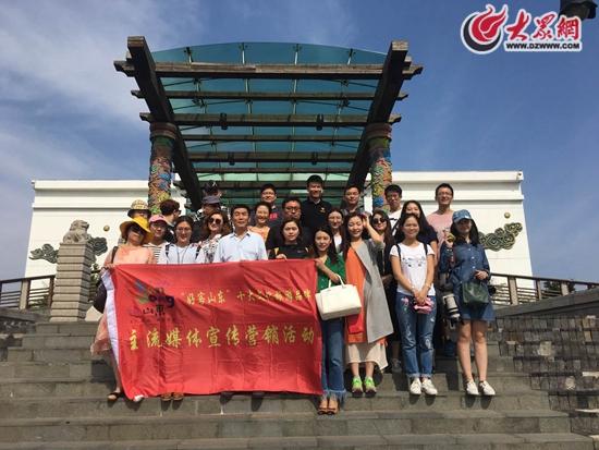 媒体采风团合影