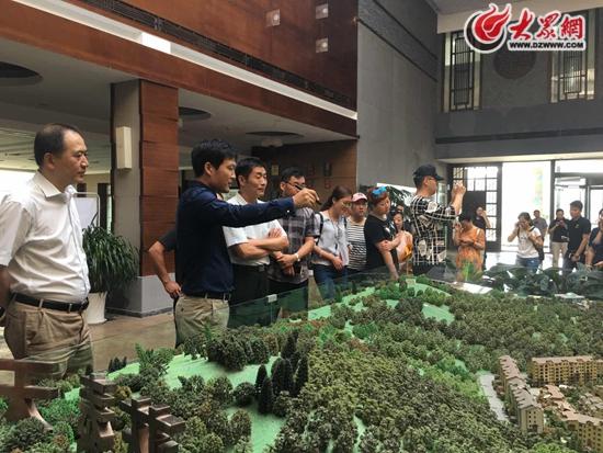 天泰峪尚汤泉副总经理张春虎向大家介绍天泰温泉项目