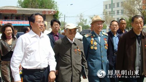 老一辈革命军人和陈俊舟一起参加活动