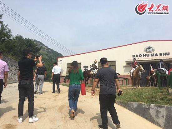 大型马战古装戏三英战吕布现场演员进场吸引记者驻足