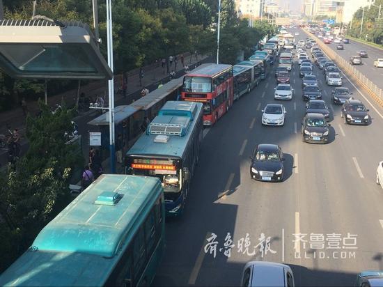 厲害！咱濟南早高峰公交車都排長龍！