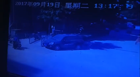 偷車人將車騎走。