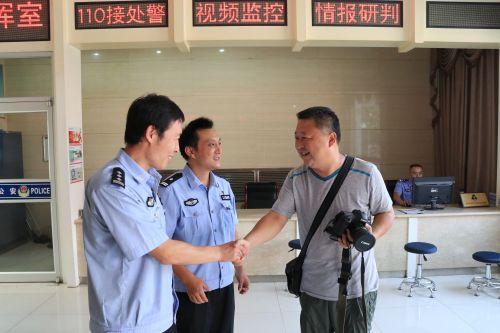 相机完璧归赵，摄影家赵某对民警表示感谢。
