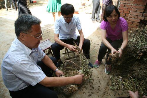 日前，長清區檢察院黨組成員走訪慰問小嶺村貧困戶，幫他們干農活。